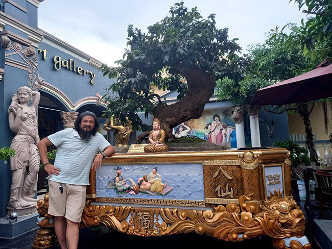 Tác phẩm mai vàng “Thiên phúc Yên Tử” có tuổi đời khoảng 700 năm, cao 1m, vanh (tròn) gốc gần 100cm, vanh thân gần 100cm. Ảnh: Dân Việt