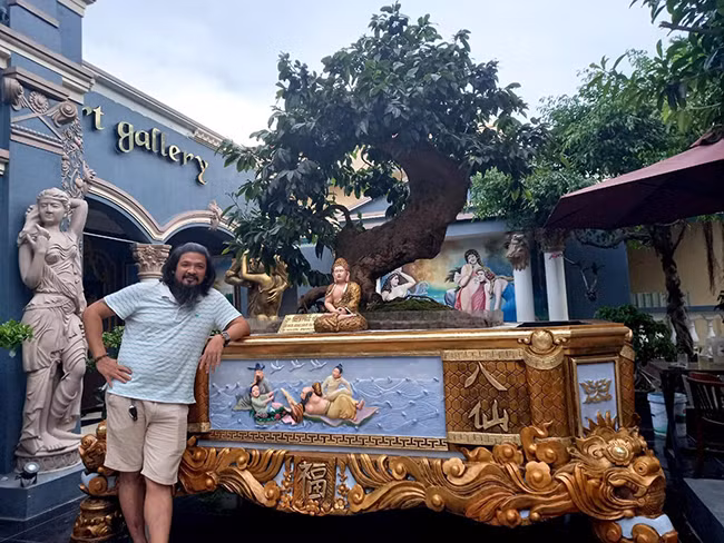 Tác phẩm mai vàng “Thiên phúc Yên Tử” có tuổi đời khoảng 700 năm, cao 1m, vanh (tròn) gốc gần 100cm, vanh thân gần 100cm. Ảnh: Dân Việt