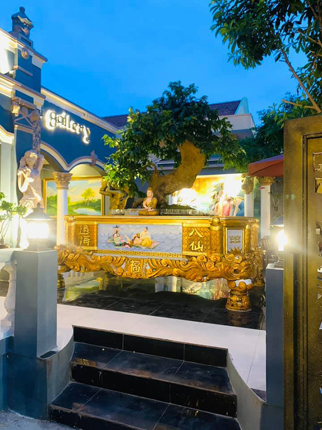 Khi cây ổn định dáng thế, anh Hoàng thay chậu cho cây. Các chữ nổi và bố cục chính trên chậu đều được dát vàng, tổng chi phí làm chậu gần 100 triệu đồng. Ảnh: Dân Việt.