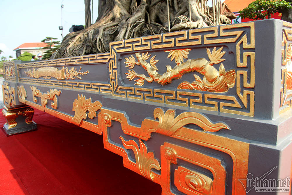 Để hoàn thành những hoa văn, đường nét dát vàng xung quanh chậu, 4 người thợ phải làm liên tục trong 4 ngày đêm. Ảnh: Vietnamnet