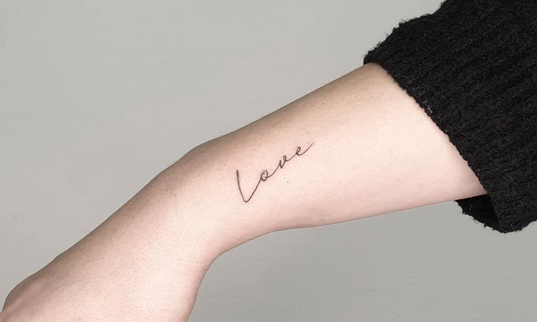 Với hầu hết các hãng hàng không, hình xăm lộ liễu là điều cấm kỵ. Các tiếp viên cần đảm bảo rằng khi họ mặc đồng phục của hãng bay sẽ không để lộ những hình xăm nhạy cảm, tiêu cực. Tiếp viên càng không được dùng đồng hồ hay tự ý thay đổi trang phục để che hình xăm.