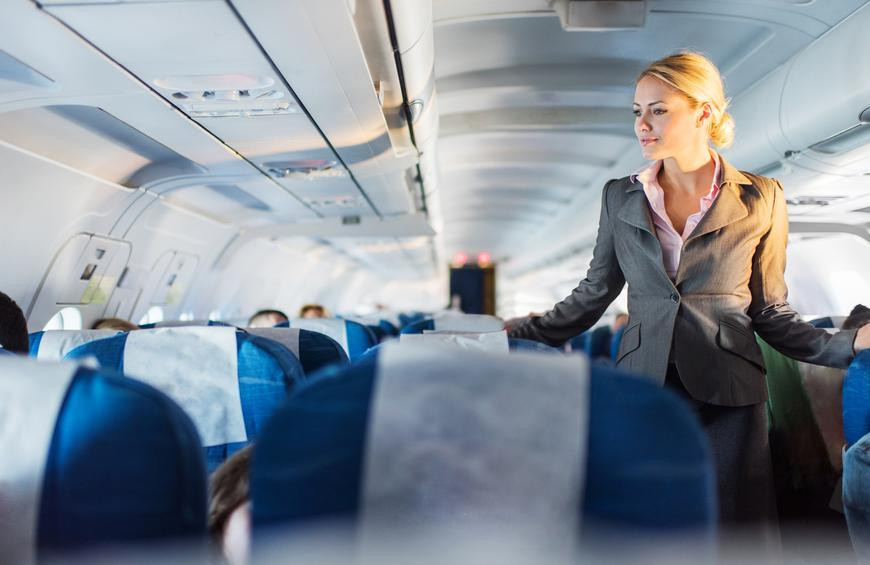 Tiếp viên bị cấm uống rượu trong ca làm, hoặc trong khi vẫn đang khoác trên mình đồng phục của hãng bay để tránh ảnh hưởng tới công việc.