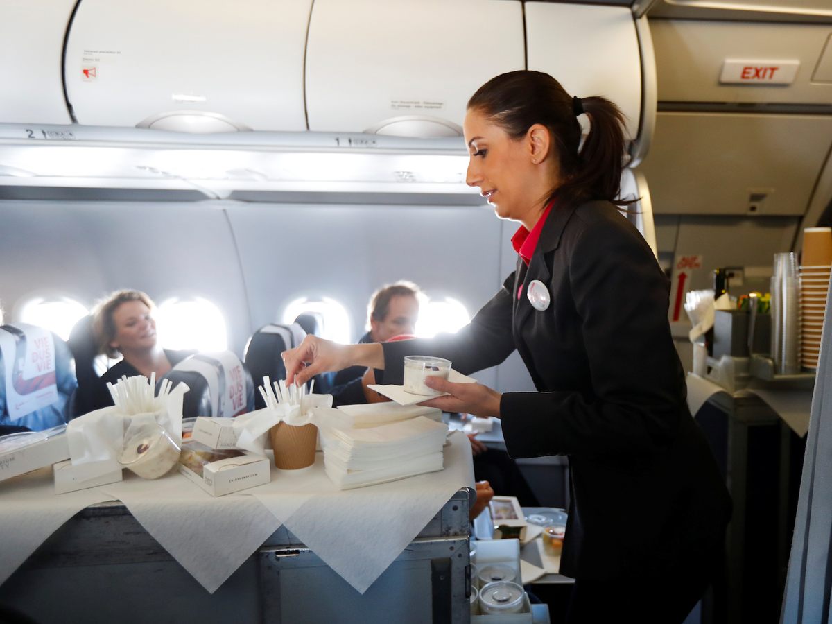 Để đảm bảo chuyến bay an toàn và khách đạt được sự hài lòng nhiều nhất, tiếp viên không được phép đeo nút tai vì họ phải nghe thấy toàn bộ các âm thanh: tiếng khóc trẻ em, âm thanh cảnh báo, hiệu lệnh của phi công, tiếng gọi hỗ trợ của khách...