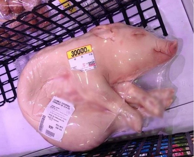 Lợn sữa nguyên con bọc màng nilon bán trong siêu thị khiến khách hàng "rùng mình".