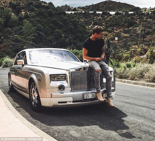 Marcus Wetterheim - chàng thanh niên năng nổ “Rich Kids” trên Instagrams khoe khoảnh khắc dừng chân nghỉ ngơi tại La Quinta Hills, Marbella (Tây Ban Nha) trong chuyến du lịch với chiếc Roll Royce bóng loáng.