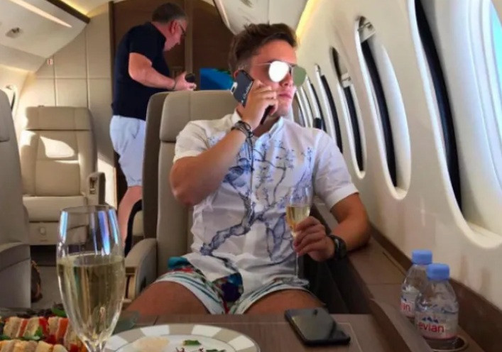 Trên máy bay, các cậu ấm cô chiêu phải uống champagne thượng hạng.