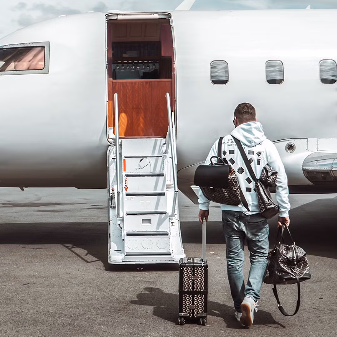 Các rich kid thậm chí có thể bay đến bất cứ nơi nào họ muốn bằng máy bay, trực thăng với phi công riêng.