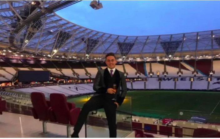 Chàng thiếu gia khoe lối sống xa xỉ khi một mình một sân vận động. Nguồn ảnh: Instagram