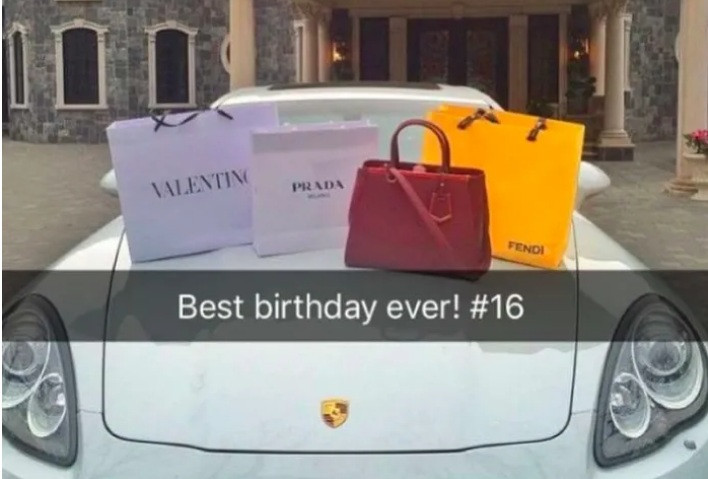 Tất nhiên. túi xách và quần áo hàng hiệu là món đồ không thể thiếu của các ái nữ.