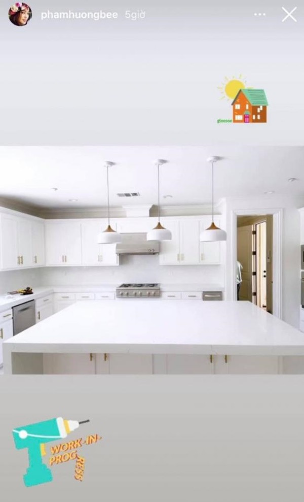 Có thể thấy, ngôi nhà đều được thiết kế theo phong cách hiện đại, với tông màu trắng làm chủ đạo. Ảnh: Instagram