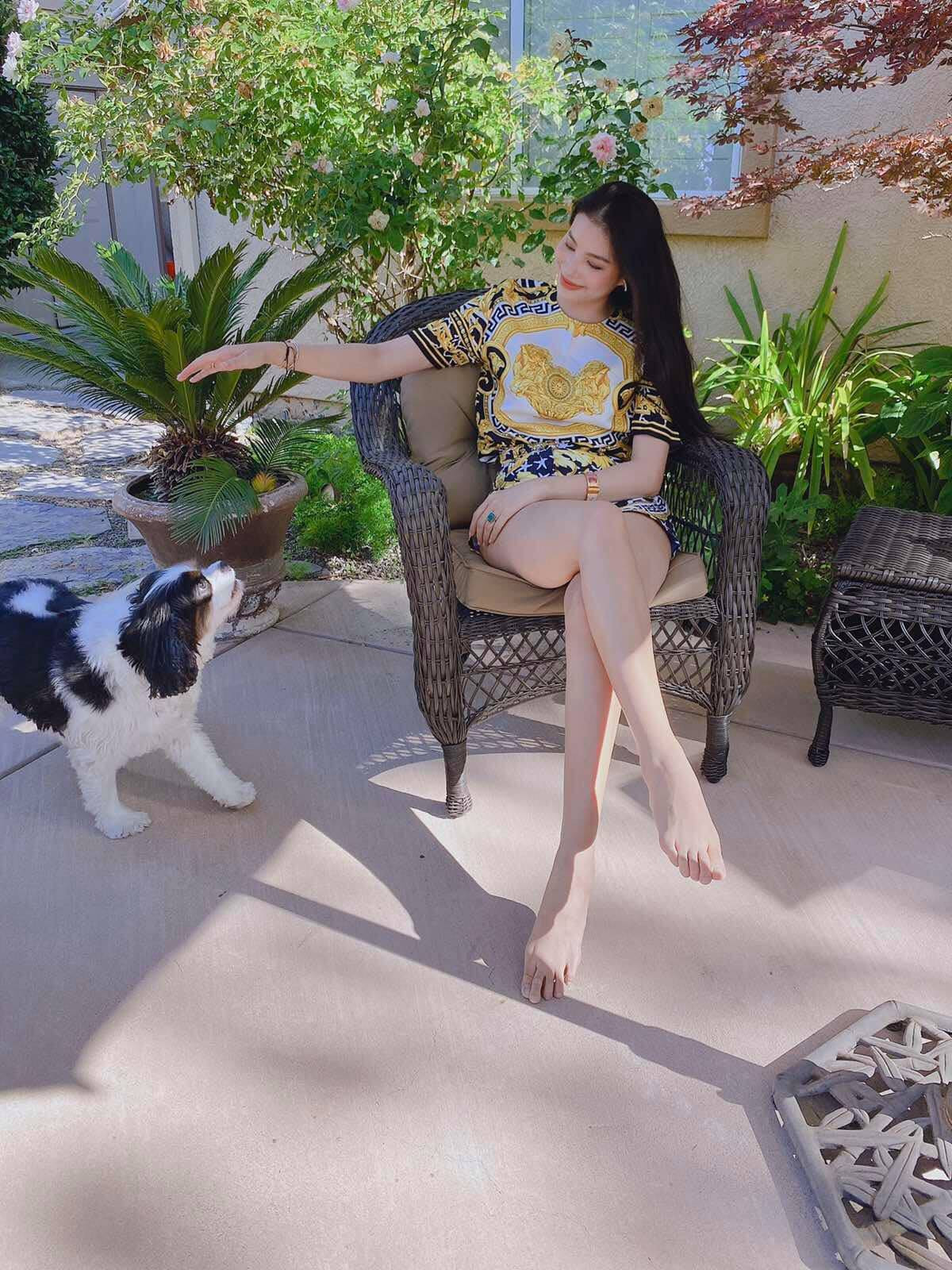 Bên ngoài là sân vườn rộng rãi, gần gũi với thiên nhiên. Ảnh: FBNV