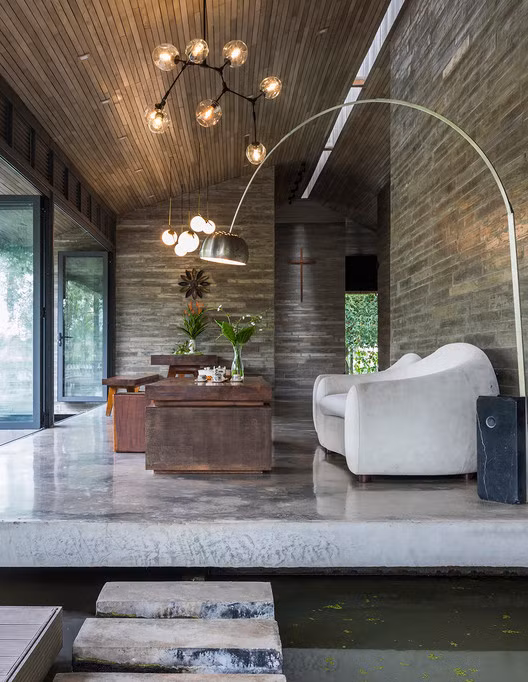 Không sử dụng gạch lát, sàn nhà dùng bê tông mài, vừa giúp giảm chi phí xây dựng vừa để tạo cảm giác thư thái dễ chịu khi bước đi.