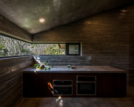 Cuối tháng 12/2020, ngôi nhà cũng lọt top 100 công trình đẹp nhất 2020 do Archdaily, tạp chí kiến trúc có lượng truy cập lớn nhất thế giới, chọn ra từ hơn 5.500 dự án. Nguồn ảnh: Archdailly