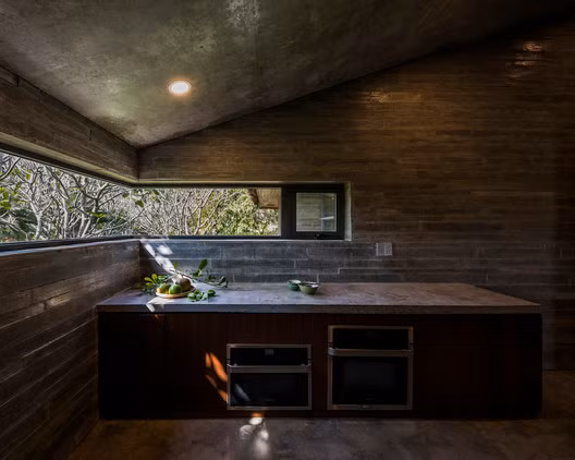 Cuối tháng 12/2020, ngôi nhà cũng lọt top 100 công trình đẹp nhất 2020 do Archdaily, tạp chí kiến trúc có lượng truy cập lớn nhất thế giới, chọn ra từ hơn 5.500 dự án. Nguồn ảnh: Archdailly