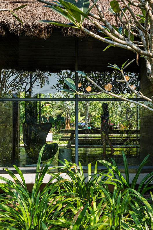 Sự tương đồng về màu sắc và chất cảm bề mặt của tất cả các yếu tố cấu tạo nên ngôi nhà đã tạo ra một không gian trầm lắng, yên tĩnh, hài hòa với cảnh quan xung quanh.