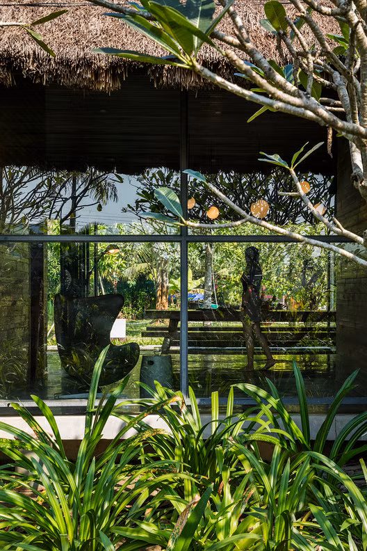 Sự tương đồng về màu sắc và chất cảm bề mặt của tất cả các yếu tố cấu tạo nên ngôi nhà đã tạo ra một không gian trầm lắng, yên tĩnh, hài hòa với cảnh quan xung quanh.