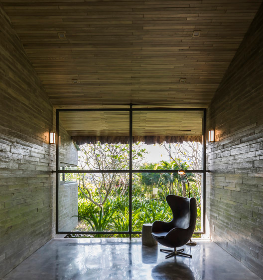 Mái nhà nhiều lớp kết hợp vườn cây, hồ nước và bố cục mặt bằng giúp gia chủ không cần dùng đến quạt.