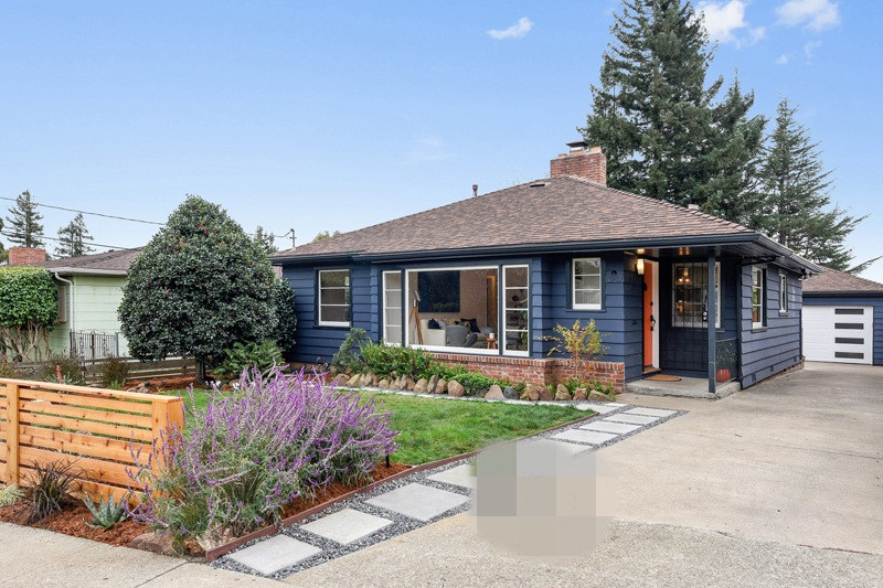 Với diện tích rộng 114m2, nhà mái thái được chia thành 3 phòng ngủ, 1 phòng tắm có phòng khách, bếp, phòng ăn và ban công. Chi phí xây dựng khoảng 800 triệu đồng. Ảnh: Nhasang.