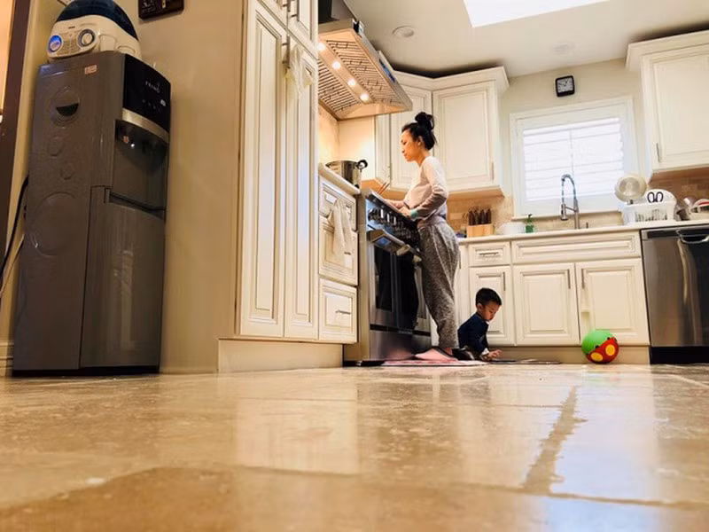 Nhà bếp được nữ ca sĩ chọn gam màu be chủ đạo.