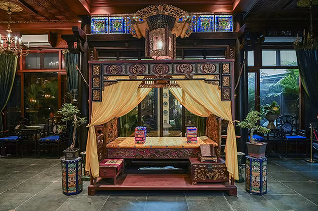 Chiếc long sàng có tuổi đời khoảng 300 năm của vua chúa ở Huế thời xưa. Toàn bộ chiếc giường đều được làm bằng nhiều loại gỗ quý hiếm, có độ bền cao. Ảnh: Dân Việt