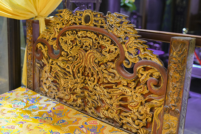 Hoạ tiết rồng xuất hiện trên cả hai mặt của hai đầu giường, kết hợp với các họa tiết mây, gió để tạo nên những chỉnh thể nghệ thuật hoàn hảo. Ảnh: Dân Việt