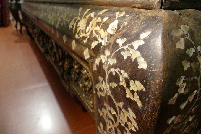 Xung quanh chiếc giường cổ được gắn 86 viên ngọc trai và cẩn các loại ốc quý hiếm. Ảnh: Vietnamnet