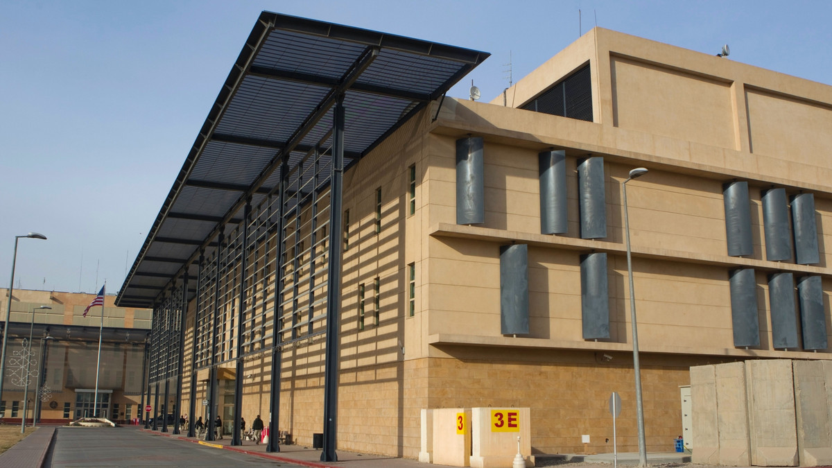 Bên trong khu đại sứ quán có 6 tòa chung cư cho nhân viên và các cơ sở xử lý nước và chất thải, trạm điện, nhiều công trình giải trí như phòng gym, rạp chiếu phi, sân thể thao, hồ bơi chuẩn Olympic. Ảnh: The World