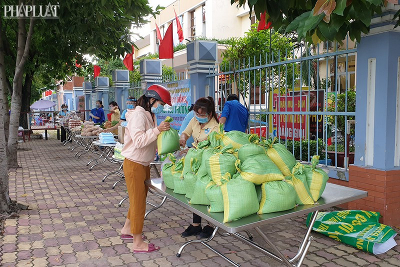 Gian hàng 0 đồng cũng được UBND phường Tân Hưng Thuận (quận 12, TP.HCM) tổ chức cho người dân có hoàn cảnh khó khăn trên địa bàn do ảnh hưởng dịch COVID-19 ngày 8/6. Ảnh: Plo