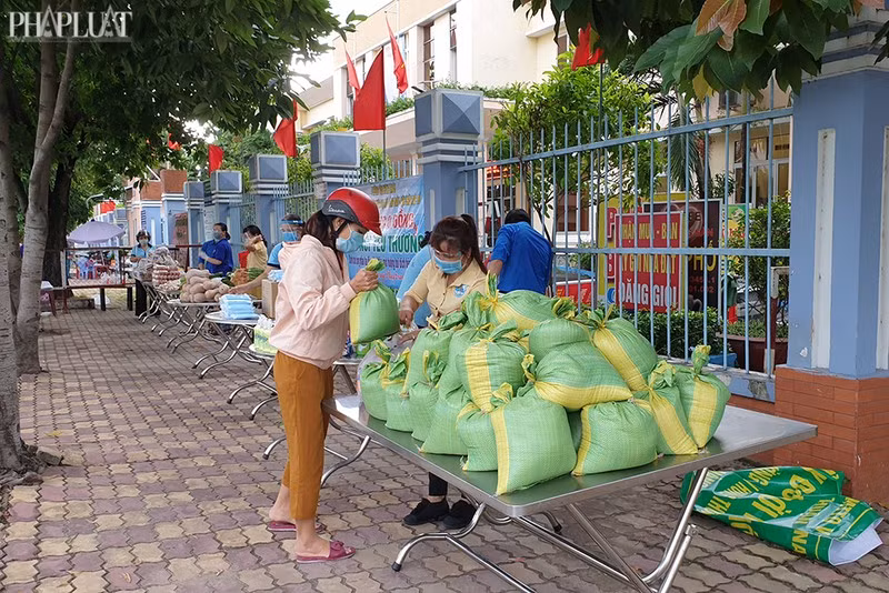 Gian hàng 0 đồng cũng được UBND phường Tân Hưng Thuận (quận 12, TP.HCM) tổ chức cho người dân có hoàn cảnh khó khăn trên địa bàn do ảnh hưởng dịch COVID-19 ngày 8/6. Ảnh: Plo