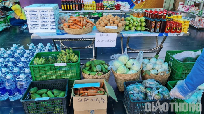 Hơn 60 mặt hàng nhu yếu phẩm, thực phẩm, vật dụng y tế đã có mặt trên kệ như: đường, sữa, gạo, trứng, dầu ăn, nước mắm... phục vụ miễn phí cho người nghèo. Ảnh: Báo giao thông