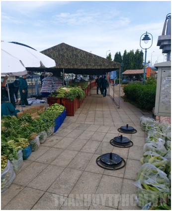 Tại quận 6, phiên chợ 0 đồng có các gian hàng với các loại thực phẩm thiết yếu, gồm 3 tấn gạo, 200 thùng mì tôm, 550 kg đường, 550 chai dầu ăn, 550 gói bột ngọt, 550 chai nước tương, 550 chai nước mắm, 550 vỉ trứng, 1.200 kg rau củ quả, 5.500 cái khẩu trang y tế…với tổng số tiền 160 triệu đồng. Ảnh: Hcmcpv