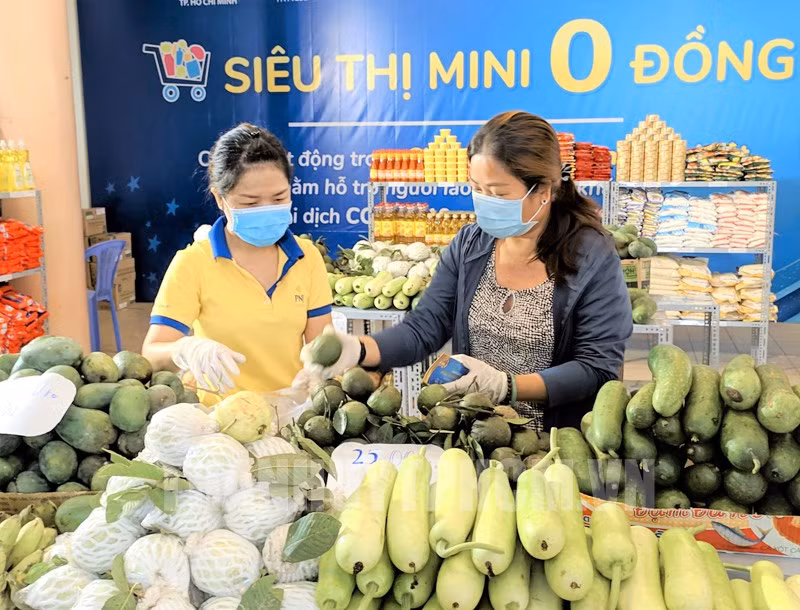 Siêu thị mini 0 đồng khai trương tại Trung tâm Văn hóa (Phường 8, quận Phú Nhuận) phục vụ nhu cầu mua sắm thiết yếu của người dân địa phương với hơn 50 mặt hàng được xếp ngay ngắn trên kệ từ thực phẩm khô, đến các thực phẩm tươi, gia vị, rau củ quả...Ảnh: Hcmcpv.