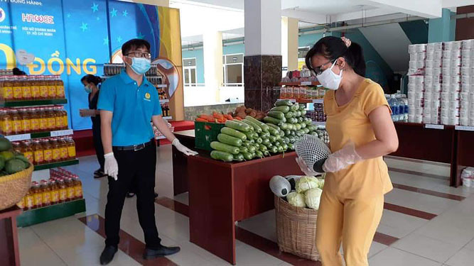 Siêu thị mini 0 đồng được tổ chức tại Trung tâm Văn hóa - Thể thao quận 8, bày bán hơn 50 mặt hàng gồm nhu yếu phẩm, một số loại gia vị, thực phẩm thiết yếu. Ảnh: Người lao động