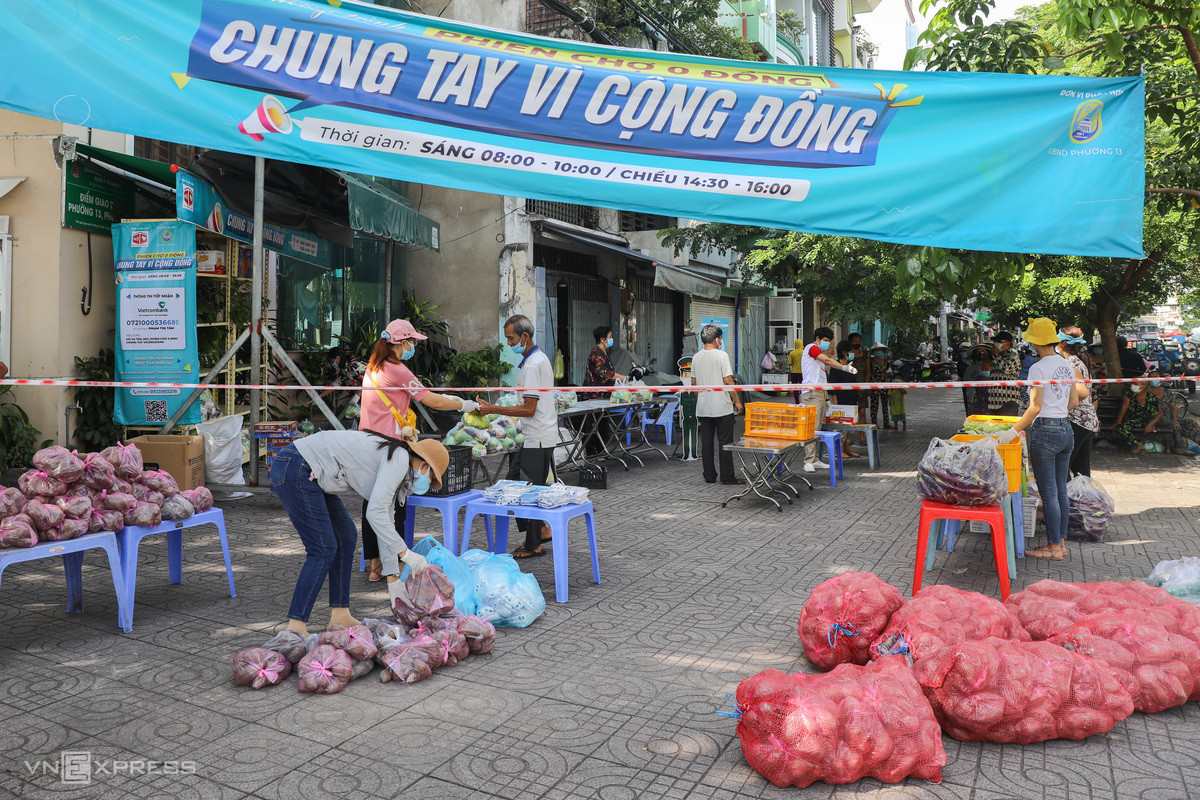 Những ngày cuối tháng 6, phiên chợ 0 đồng tại góc đường Lê Văn Linh - Nguyễn Tất Thành (quận 4) có nhiều loại mặt hàng như rau tươi, trứng, nước tương, gạo...Ảnh: Vnexpress