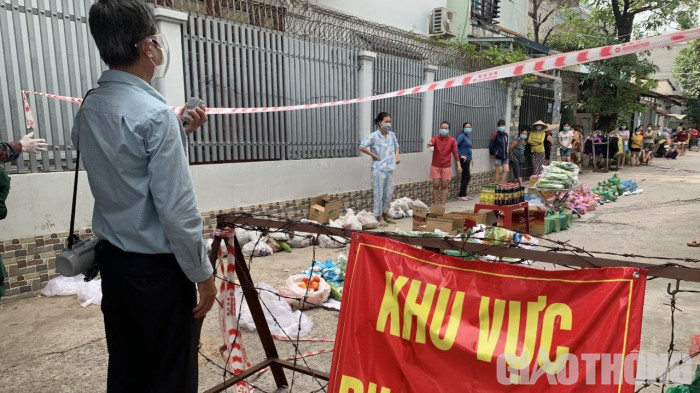 Phiên chợ 0 đồng tại hẻm 195/4 đường TMT2A (P.Trung Mỹ Tây, quận 12, TP.HCM) giúp cho nhiều người nghèo khó trong những ngày bị phong tỏa phòng dịch COVID-19. Ảnh: Báo giao thông