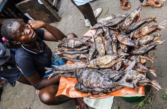 Cũng giống như tại Việt Nam, các khu chợ ở Châu Phi chia thành từng sạp hàng, người bán bày hàng hóa lên những chiếc mẹt hoặc đựng chúng trong giỏ.