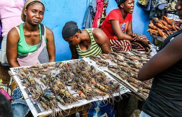 Đáng chú ý, hải sản ở đây có giá còn rẻ hơn rau củ quả, phổ biến nhất là cá và tôm các loại.