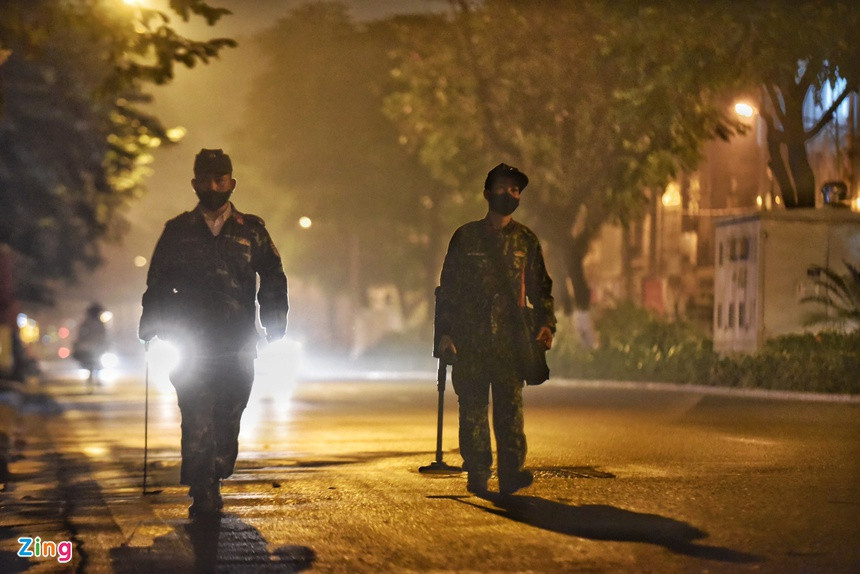 Lúc 5h, lực lượng công binh với thiết bị rà phá bom mìn đã xuất hiện tại phố Kim Mã. Đầu các ngõ, tuyến phố giao cắt trục đường đoàn đại biểu đi qua đều có lực lượng chức năng hướng dẫn phân luồng. Ảnh: Hải Nam.