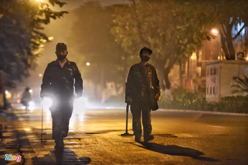 Lúc 5h, lực lượng công binh với thiết bị rà phá bom mìn đã xuất hiện tại phố Kim Mã. Đầu các ngõ, tuyến phố giao cắt trục đường đoàn đại biểu đi qua đều có lực lượng chức năng hướng dẫn phân luồng. Ảnh: Hải Nam.