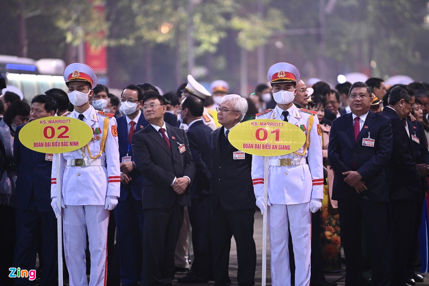 Đại hội Đảng lần thứ XIII diễn ra từ 25/1 đến 2/2. Tham gia đại hội có gần 1.600 đại biểu, đại diện cho gần 5,2 triệu đảng viên. Ảnh: Thuận Thắng. cac dai bieu vieng Lang Bac anh 13