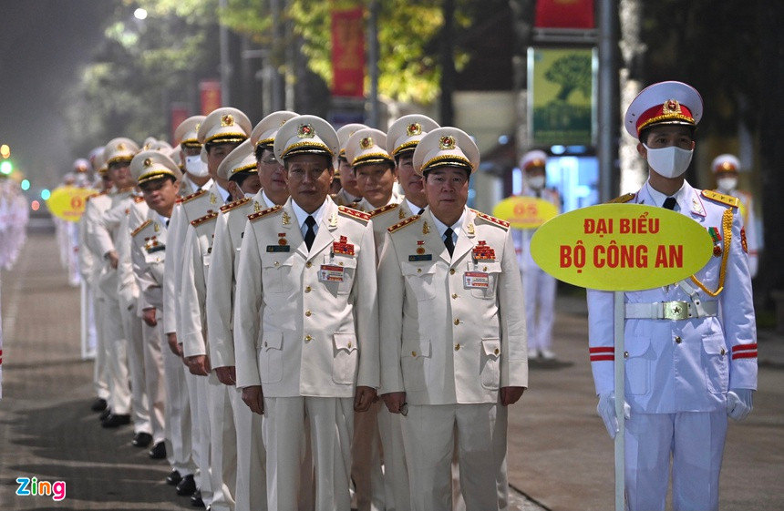 Đoàn đại biểu Bộ Công an có mặt tại khu vực Lăng Bác lúc 6h. Ảnh: Thuận Thắng.
