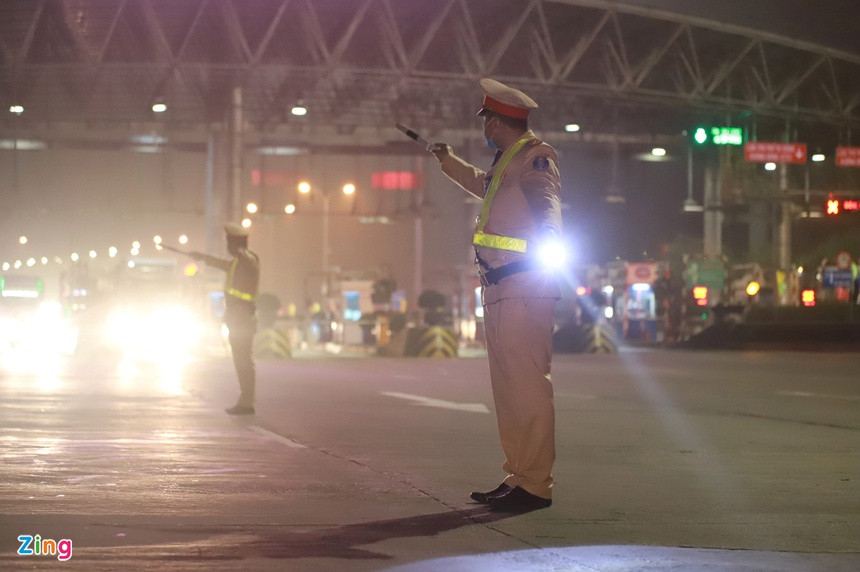 Công an Hà Nội đã lên phương án cấm các xe tải trên 500 kg và xe khách trên 24 chỗ tại hàng chục tuyến phố. Trao đổi với Zing, đại tá Nguyễn Thanh Tùng, Phó giám đốc Công an Hà Nội, cho biết lực lượng CSGT chỉ cấm cứng các phương tiện khi đoàn xe chở đại biểu đi qua. Ảnh: Hồng Quang.