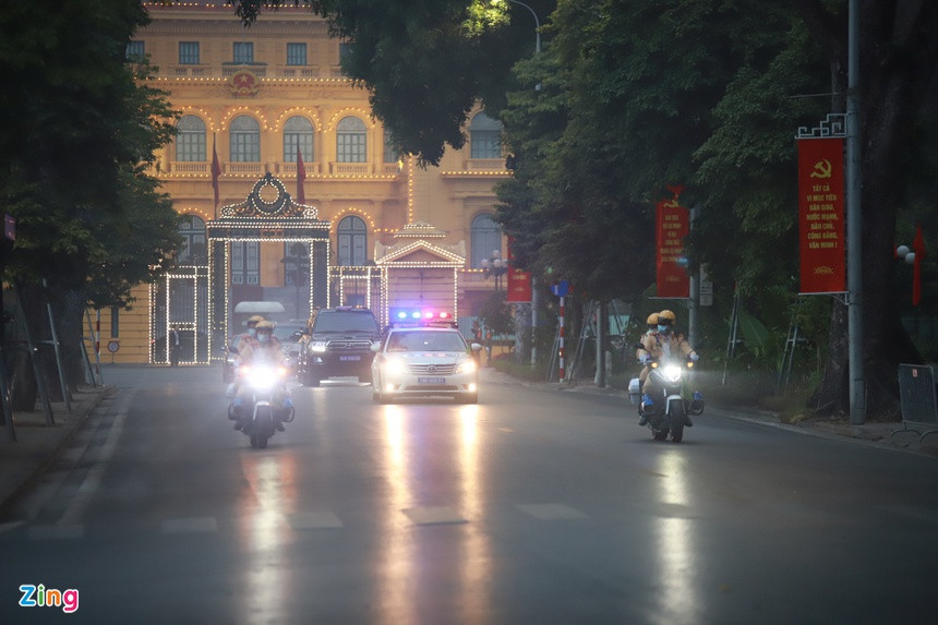 Lúc 7h, đoàn xe lãnh đạo Đảng, Nhà nước và các trưởng đoàn di chuyển sang Đài tưởng niệm các Anh hùng liệt sĩ Bắc Sơn.