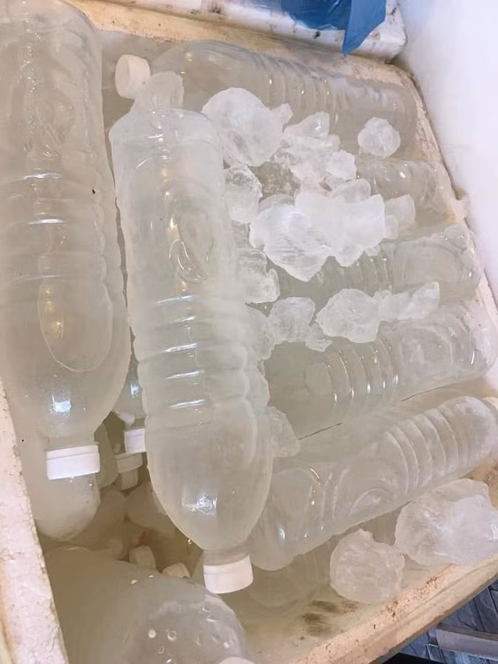 Trong khi đó, một người chuyên bán dừa xiêm ở Đống Đa (Hà Nội) khẳng định nước dừa đóng chai giá 20.000 đồng/lít không thể là dừa xiêm.