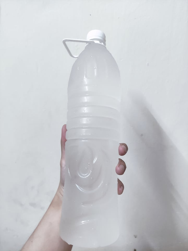 Những chai nước dừa từ 1 - 1,5 lít được đóng trong chai nhựa lớn với giá dao động từ 35.000 - 50.000 đồng/chai.