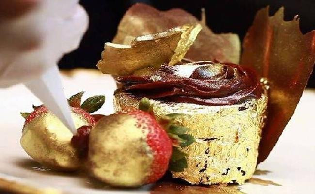 Tuy nguyên liệu không quá nổi bật như chocolate Italy, hạt vani Uganda, nhưng điểm nhấn của món cupcake này chính là những quả dâu được nhúng trong vàng 23K. .