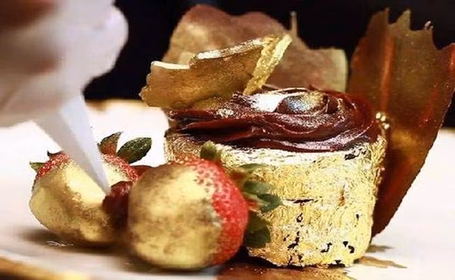 Tuy nguyên liệu không quá nổi bật như chocolate Italy, hạt vani Uganda, nhưng điểm nhấn của món cupcake này chính là những quả dâu được nhúng trong vàng 23K. .