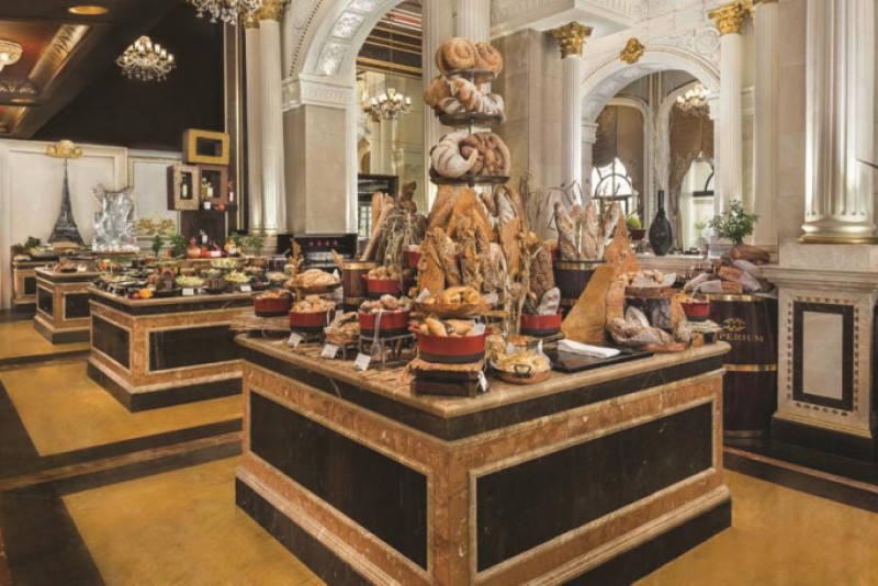 Với 4 giờ đồng hồ ăn uống trong đại tiệc buffet, thưởng thức những chai rượu vang số 1 thế giới Dom Pé rignon, hải sản quý hiếm tại nhà hàng Imperium, khách sẽ phải trả tới 650 USD (15 triệu đồng).