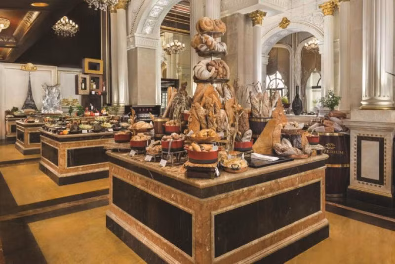 Với 4 giờ đồng hồ ăn uống trong đại tiệc buffet, thưởng thức những chai rượu vang số 1 thế giới Dom Pé rignon, hải sản quý hiếm tại nhà hàng Imperium, khách sẽ phải trả tới 650 USD (15 triệu đồng).