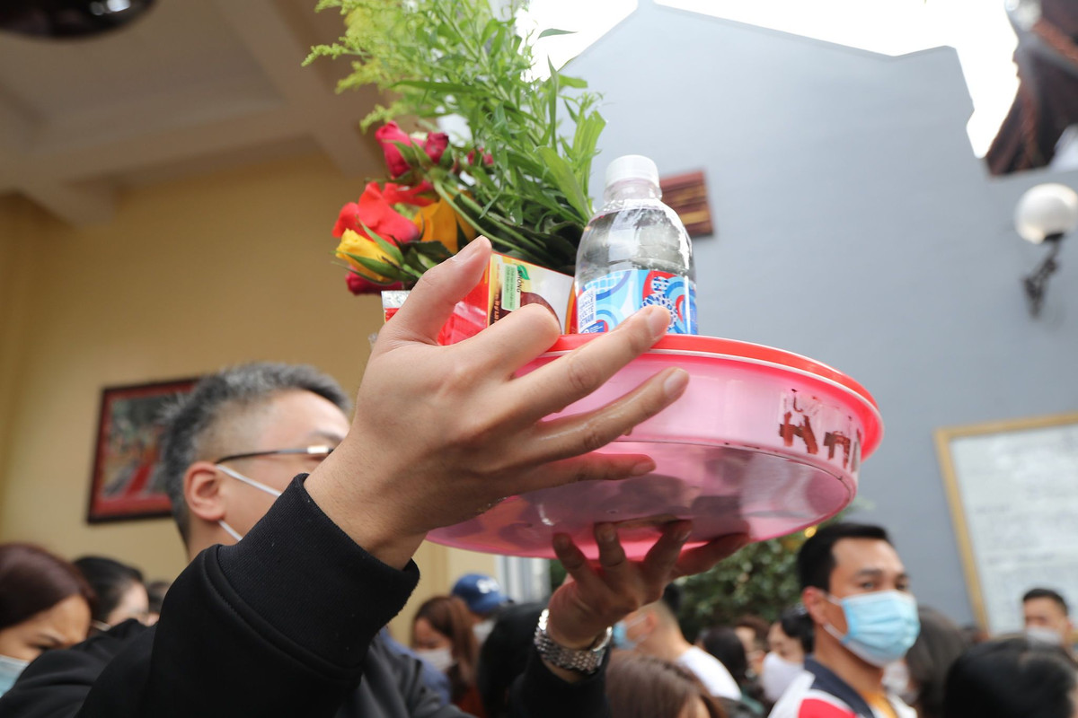 Một người dân dâng lễ tại Phủ Tây Hồ.